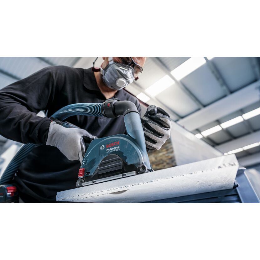 Person verwendet einen Winkelschleifer von Bosch Professional.