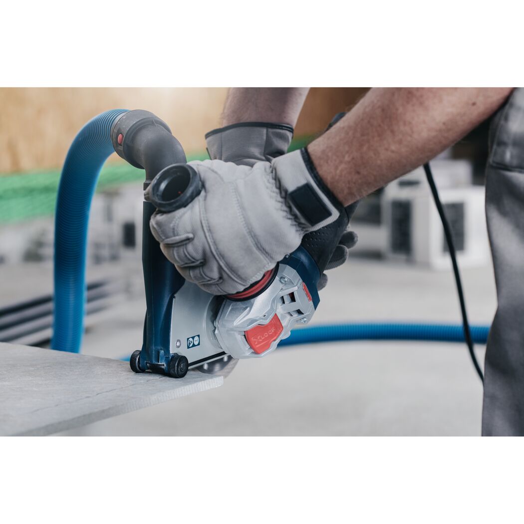 Person schneidet Fliese mit Bosch X-LOCK Winkelschleifer