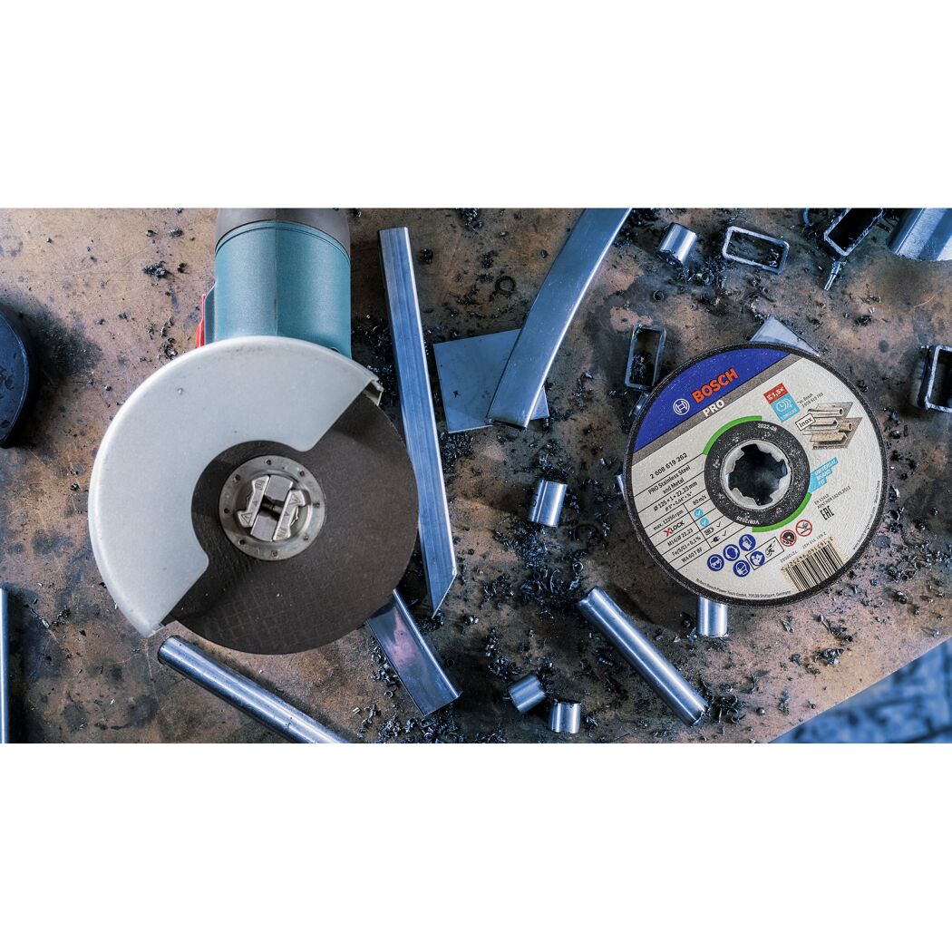 Winkelschleifer, Metallstücke und Trennscheibe