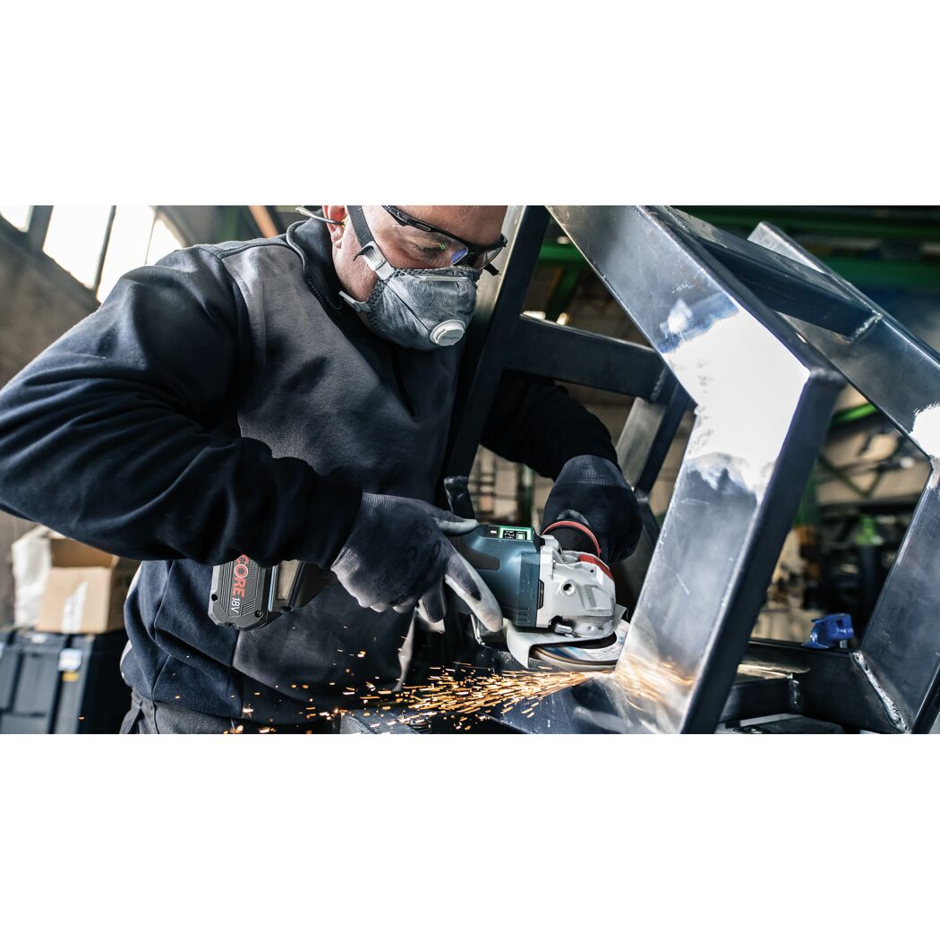 Person schleift Metall mit einem Winkelschleifer.
