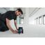 Person verwendet einen Kreuzlinienlaser, Bosch Professional