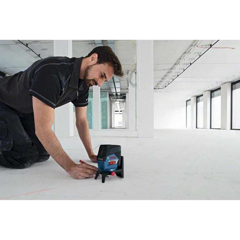 Person verwendet einen Kreuzlinienlaser, Bosch Professional