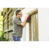 Person schleift Fensterrahmen mit Schleifer