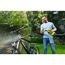 Person reinigt Fahrrad mit RYOBI Hochdruckreiniger