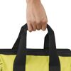Hand hält eine grüne Werkzeugtasche