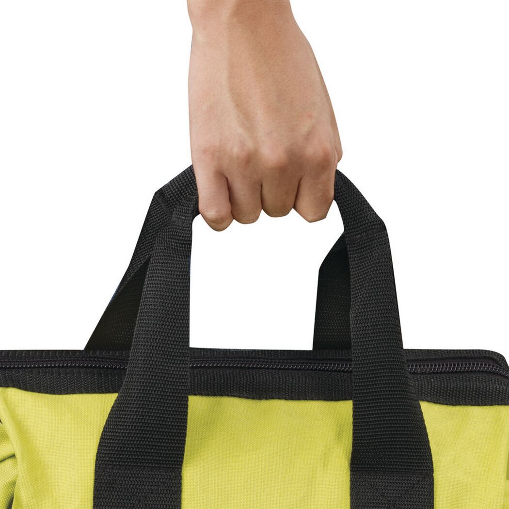 Hand hält eine grüne Werkzeugtasche