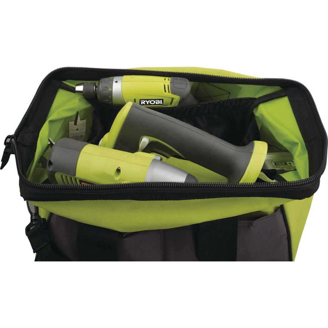 Werkzeugtasche mit Akkuschrauber und Säge