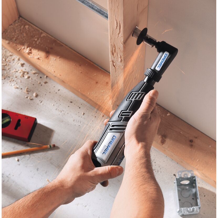 Person verwendet einen Dremel mit Winkelaufsatz.