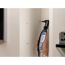 Person bohrt mit einem Dremel 3000 mit Winkelaufsatz ein Loch in die Wand.