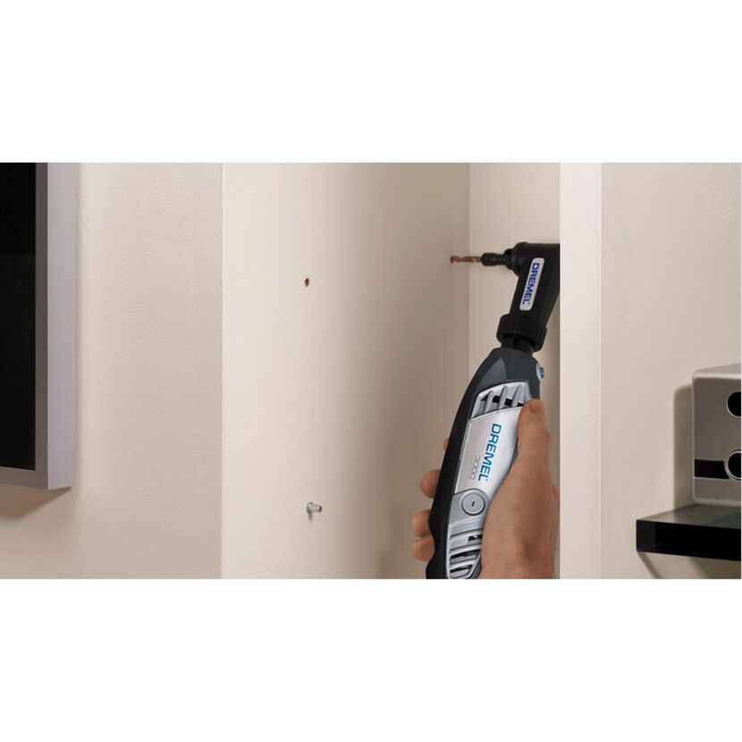 Person verwendet einen Dremel Winkelaufsatz.
