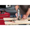 Person fräst mit einem Dremel 4300 ein Loch in ein Holzbrett.