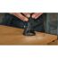 Person verwendet einen Dremel Fräsaufsatz.