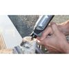Person bearbeitet Holz mit einem Dremel 3000.