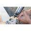 Person bearbeitet Holz mit einem Dremel 3000.
