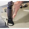 Person fräst mit Dremel Fräsvorsatz eine Fliese