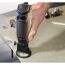 Person fräst mit Dremel Fräsvorsatz eine Fliese