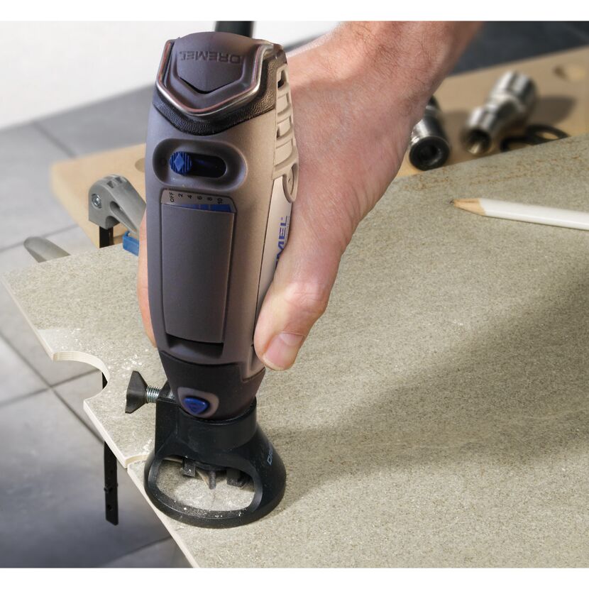 Person fräst mit Dremel Fräsvorsatz eine Fliese