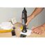 Person fräst mit Dremel 4000 eine Fliese.
