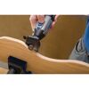 Person schleift Holz mit Dremel