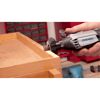 Person schleift Holz mit Dremel 4000
