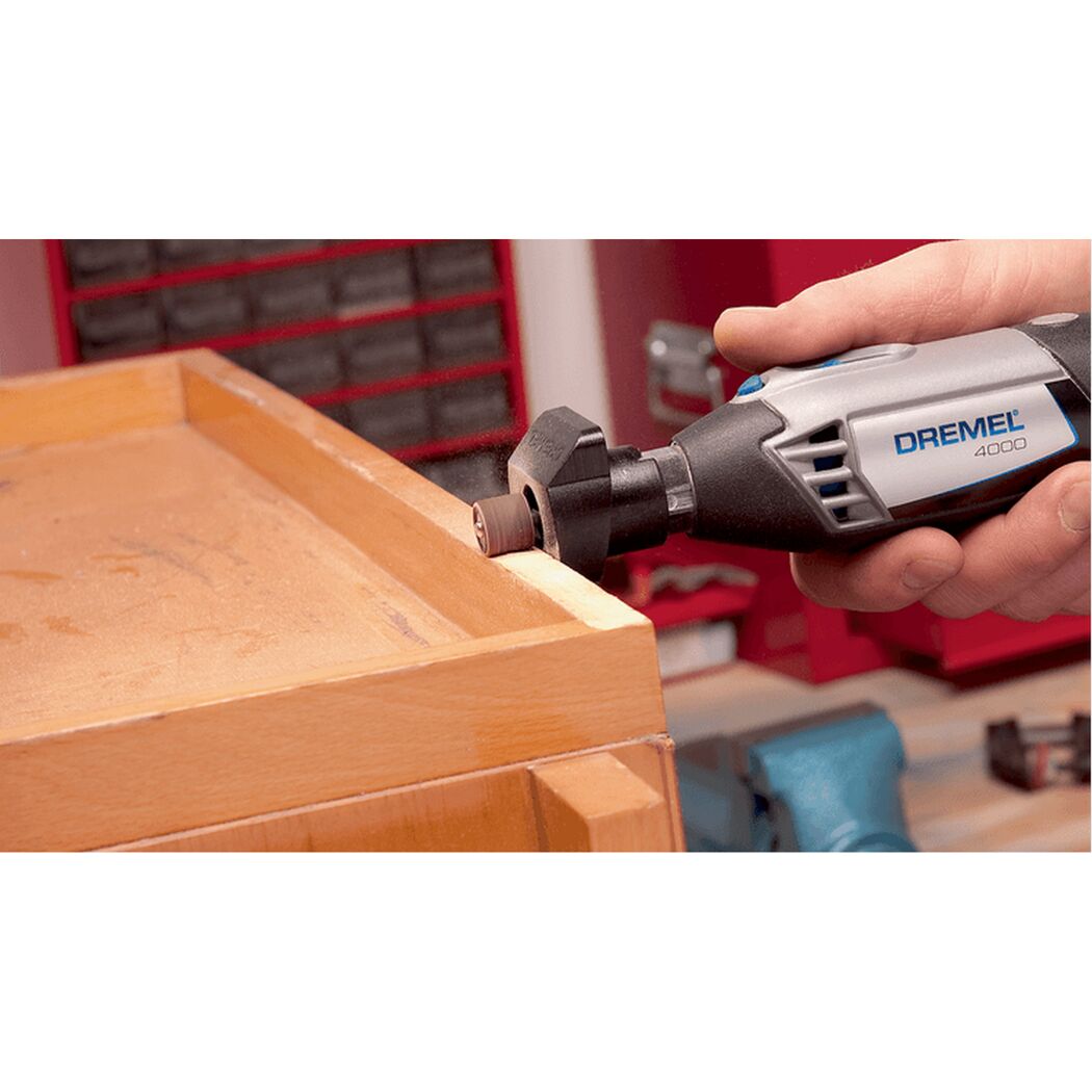 Person schleift Holz mit Dremel 4000