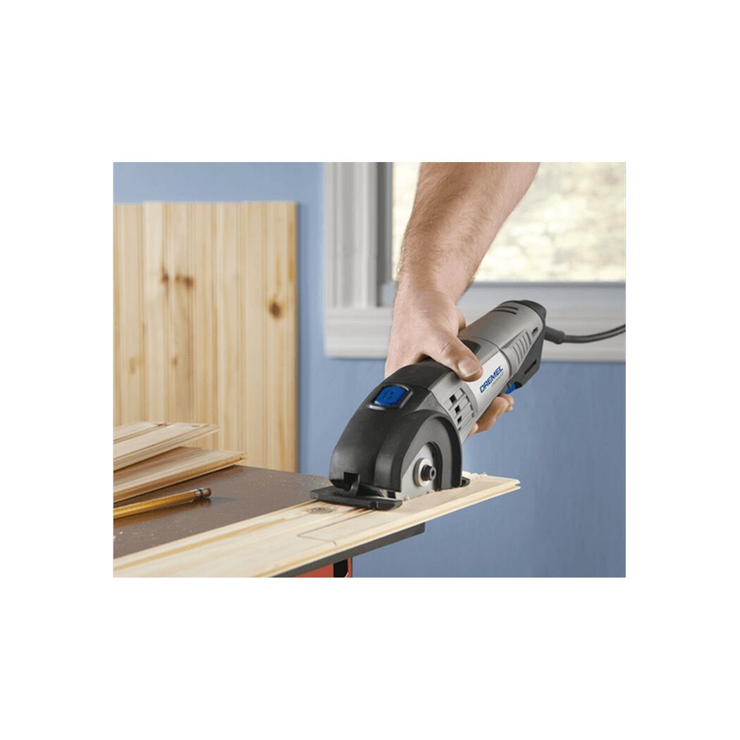 Person sägt mit Dremel DSM20 ein Stück Holz.