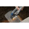 Person schneidet mit einem Dremel DSM20 ein Metallgitter.