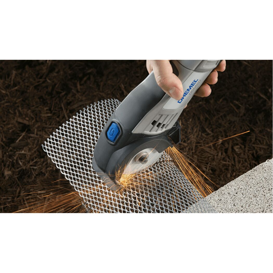 Person schneidet mit einem Dremel DSM20 ein Metallgitter.