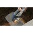 Person schneidet mit einem Dremel DSM20 ein Metallgitter.