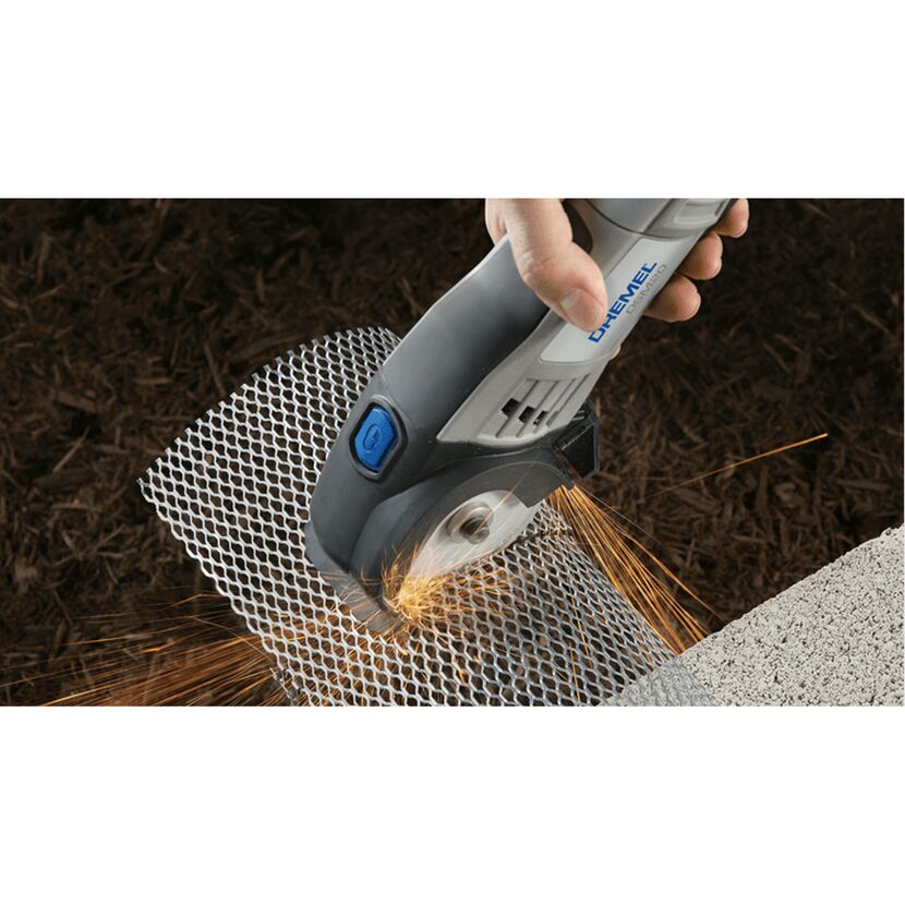 Person schneidet mit einem Dremel DSM20 ein Metallgitter.