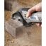 Person schneidet mit Dremel DSM20 einen Stein.