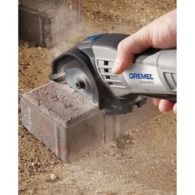 Person schneidet mit Dremel DSM20 einen Stein.