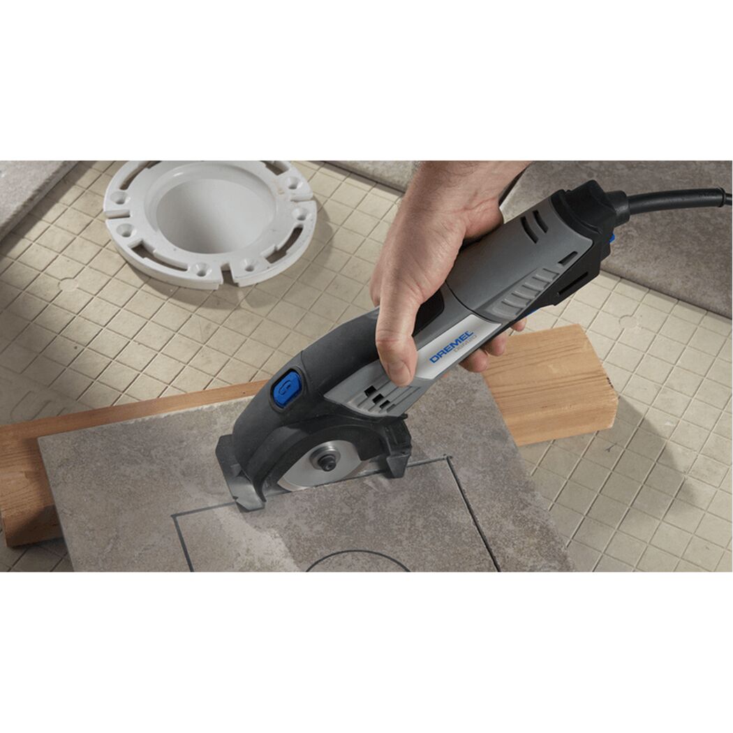 Person schneidet Fliese mit Dremel DSM540