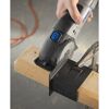 Person sägt mit Dremel Multifunktionswerkzeug ein Stück Holz.