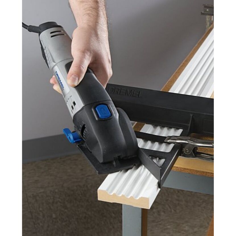 Person schneidet Zierleiste mit Dremel DSM20 zu.