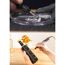 Person graviert mit einem Dremel Glas und eine Flasche