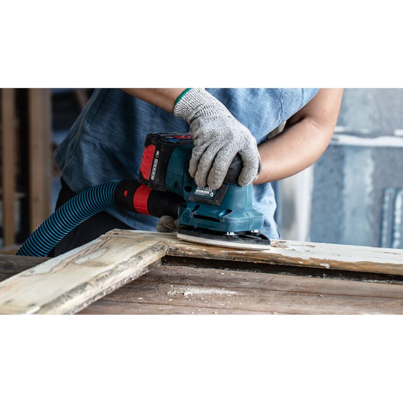 Person schleift Holz mit Schleifmaschine