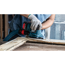 Person schleift Holz mit Schleifmaschine