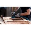 Person schleift Holz mit dem Bosch Professional GSS 18V-10
