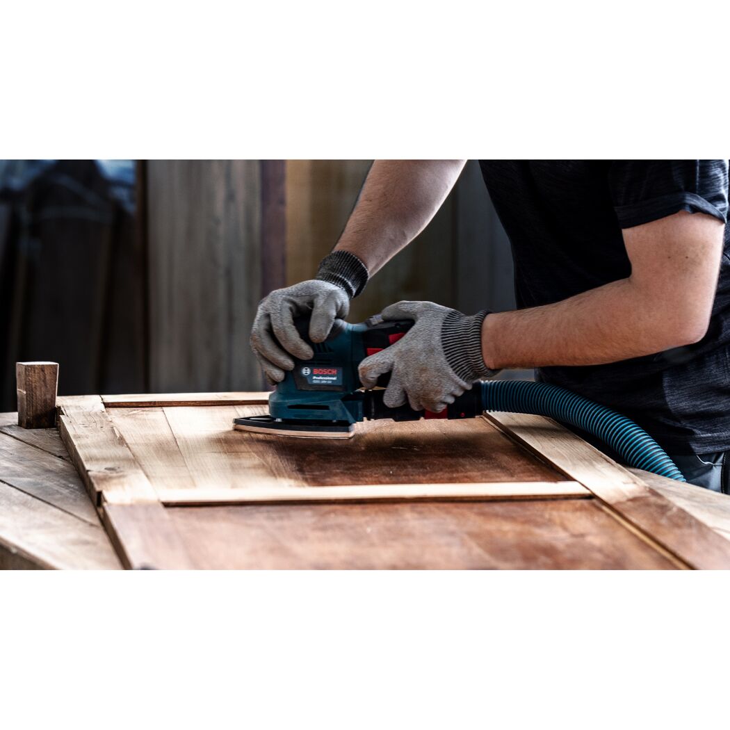 Person schleift Holz mit dem Bosch Professional GSS 18V-10