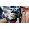 Person schleift Holz mit Schleifmaschine