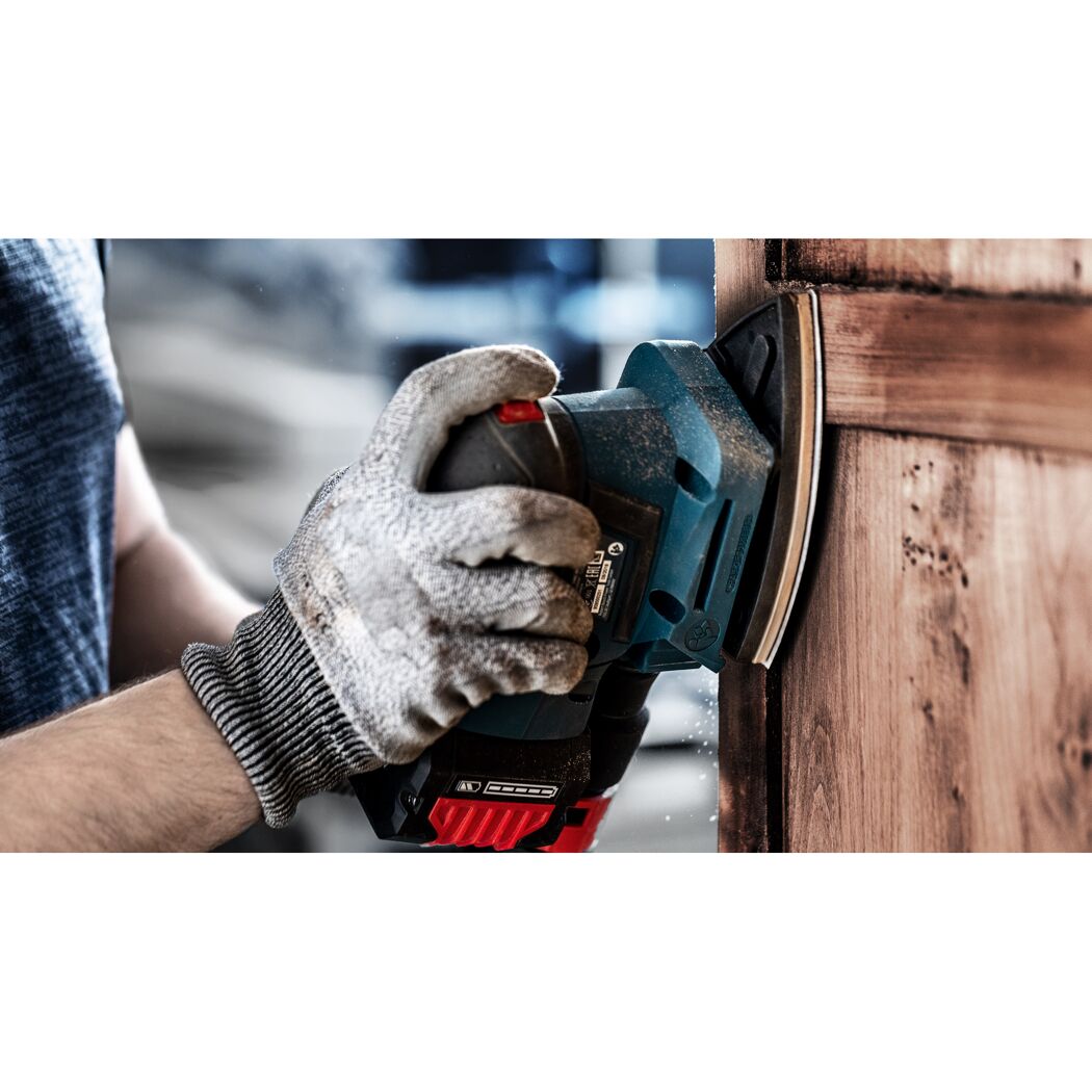 Person schleift Holz mit Schleifmaschine