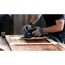 Person schleift Holz mit dem Bosch Professional GEX 125-150 AVE