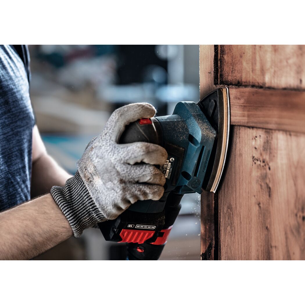 Person schleift Holz mit Schleifmaschine