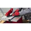 Person schneidet Fliese mit Fliesenschneider
