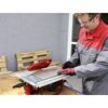 Person schneidet Fliese mit Fliesenschneider