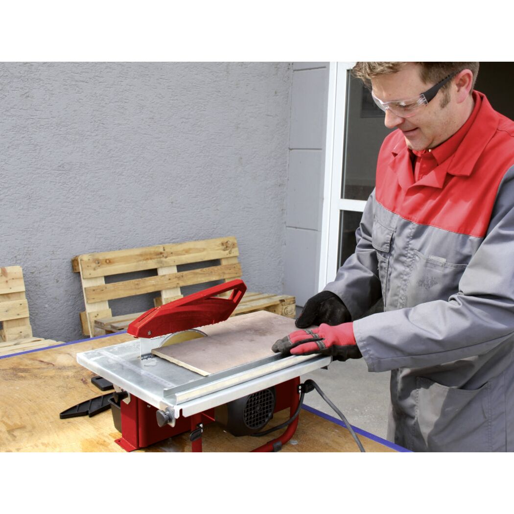 Person schneidet Fliese mit Fliesenschneider