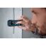 Person misst eine Wand mit dem Bosch Laser-Entfernungsmesser GLM 50-22.