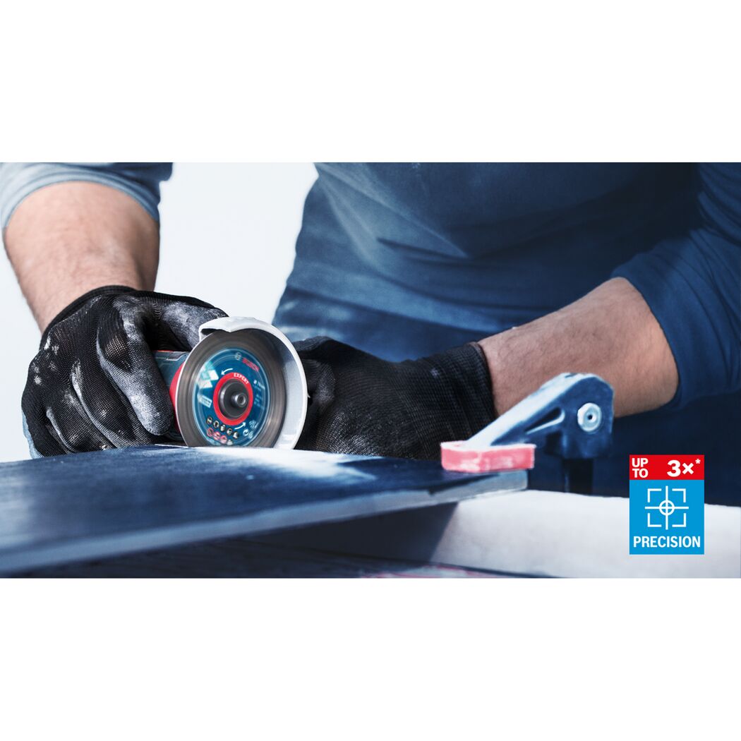 Person schneidet Fliese mit Bosch Winkelschleifer.