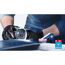 Person schneidet Fliese mit Bosch Winkelschleifer.